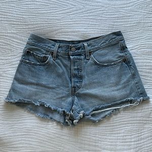 Levi’s 501 Original Shorts (Light wash)